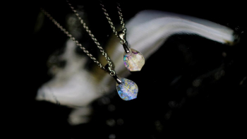 Appreciate ～ 煌きの絆 / 空・虹 ～ 花びらのような可愛らしい小ぶりサイズのメモリアルペンダント。 ラフォルム ガラスジュエリー ガラスアクセサリー