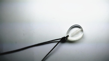 Memorial flat drop 厚みを抑えフラットなフォルムに仕上げた世界にひとつのメモリアルペンダント。 ラフォルム ガラスジュエリー ガラスアクセサリー