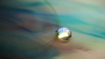 Dichroic dropⅡ 10mmほどの小ぶりのドロップタイプ。 ラフォルム ガラスジュエリー ガラスアクセサリー