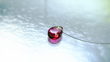 ラフォルム ガラスジュエリー ガラスアクセサリー ROSE TEAR ～ 恋ごころ ～ 可愛らしい赤系ピンクの薔薇はとても魅力的。可愛らしく素敵な薔薇からひとしずくの涙がこぼれました。そんなイメージの可愛らしいペンダントです。細身のステンレスワイヤ…