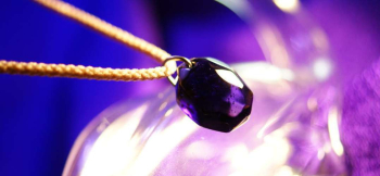 ラフォルム ガラスジュエリー ガラスアクセサリー Eternity precious memories～Purple～ 一見すると黒にも見えるほど深い紫色のガラスに、アイスロック加工を施したペンダントです。ランダムに刻まれた面が光を細かく反射し、内…