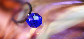 ラフォルム ガラスジュエリー ガラスアクセサリー Eternity precious memories～Blue～ コバルトブルーをベースにしています。濃い目の深いブルーになります。全体をアイスロック調カットをしています。小振りのネックレスです。