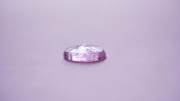 悠桜 ～ やわらかな記憶 ～ オーバル型の優しいフォルムに、光を美しく反射するデザインカットを施しました。 ラフォルム ガラスジュエリー ガラスアクセサリー