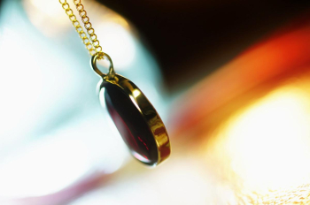 Legend's proof ～ Garnet ～ 光を通す様、Silver925製金属枠は裏抜きしております。 ラフォルム ガラスジュエリー ガラスアクセサリー