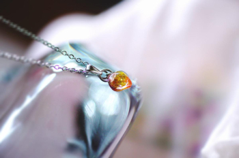 ラフォルム ガラスジュエリー ガラスアクセサリー 茜のしずく ～ Twilight drop ～ やわらかな風が吹く夕暮れ時、空を染める茜色のグラデーションを小さな雫のペンダントトップの中に閉じ込めました。7mmのトップに、パープル・ピンク・オレン…
