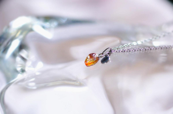 茜のしずく ～ Twilight drop ～ 7mmのトップに、パープル・ピンク・オレンジ・イエローの繊細な色合いを重ね、幻想的な煌きとともにマジックアワーの美しい情景を表現。 ラフォルム ガラスジュエリー ガラスアクセサリー
