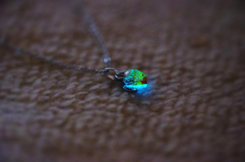 茜のしずく ～ Twilight drop ～ 暗闇の中では蓄光の光がそっと灯ります。 ラフォルム ガラスジュエリー ガラスアクセサリー