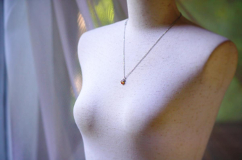 茜のしずく ～ Twilight drop ～ そっと包み込むようなガラスの小さなひとしずくです。 ラフォルム ガラスジュエリー ガラスアクセサリー