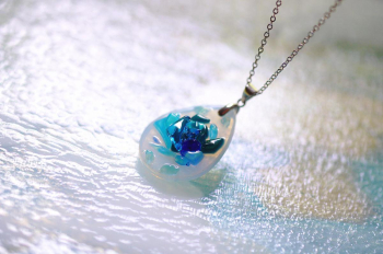 ラフォルム ガラスジュエリー ガラスアクセサリー Blue Rose in White Drop やわらかな光を湛える半透明のホワイトガラスをベースに、ブルー系の細かな粒ガラスを丁寧に組み合わせ、ガラスの中に咲く一輪の薔薇を表現した、ドロップフォル…