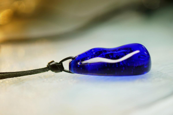Eternal Ripple ～ 永遠のしずく ～ コバルトブルーのガラスを使用したドロップ型の美しいフォルム。 ラフォルム ガラスジュエリー ガラスアクセサリー