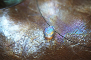 ラフォルム ガラスジュエリー ガラスアクセサリー Dichroic drop ～ 美しい煌きのひとしずく ～ 小ぶりサイズのドロップの中にダイクロガラスの煌きを閉じ込めました。光を受けて色が変化する美しい輝きが、どの角度から見ても異なる表情を見せて…