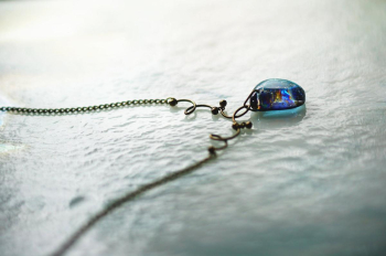 Aquatic Bean 青く輝く「アクアティックビーン」が、まるで水のしずくのように透き通る美しさを表現しています。丸みのある形状がシンプルでありながらもエレガントな印象を与えます。光の加減によっ… ラフォルム ガラスジュエリー ガラスアクセサリー