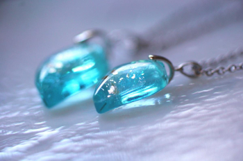 Celestial Drops ～ Aqua Blue ～ | ペアペンダント 葉のような優しいフォルム。透明感のあるアクアブルーに金箔がきらめき、水面の光のように揺らぐペアペンダント。 ラフォルム ガラスジュエリー ガラスアクセサリー