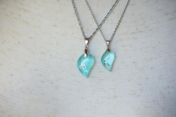 Celestial Drops ～ Aqua Blue ～ | ペアペンダント 小さなチェーン部分まで丁寧に仕上げ、ペアでつける時の調和を意識したデザイン。 ラフォルム ガラスジュエリー ガラスアクセサリー