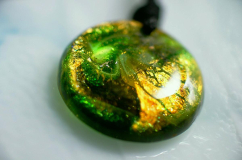 ラフォルム ガラスジュエリー ガラスアクセサリー Green Brightness ～ To you ～ 光を閉じ込めたグリーンやイエロー系の輝き。シンプルな円形のフォルムに、ゴールドラメが優しく寄り添い、手元でいつでも煌きを放ちます。どこにいても…