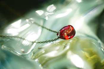 ラフォルム ガラスジュエリー ガラスアクセサリー CRIMSON TEAR ～ Eternal Bloom ～ 小ぶりサイズのティアドロップ。透明感のあるレッドの色味が美しいオリジナルペンダント。「ROSE TEAR」をベースに、ピンク系から鮮やか…