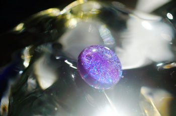 幻光の雫 ～ 時を越える煌き ～ いにしえの「サフィレット」を思わせる、光の加減によって表情を変える不思議なガラス。 ラフォルム ガラスジュエリー ガラスアクセサリー