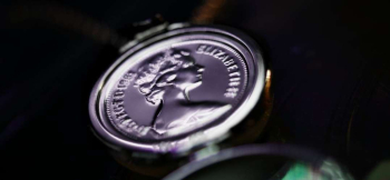 European loupe 裏面にはイギリス硬貨をモチーフにしたデザイン。 ラフォルム ガラスジュエリー ガラスアクセサリー