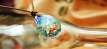 ラフォルム ガラスジュエリー ガラスアクセサリー とこしえの絆 ～ Breath of the Earth ～ 『とこしえの絆 ～ Breath of the Earth ～』は、青緑、青の色彩を生かした胸元を彩るガラスペンダントです。
自然の中…