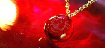 ラフォルム ガラスジュエリー ガラスアクセサリー 天空からの贈り物 ～ Reddish zeal ～ 深く澄んだ赤いガラスを、ふっくらと丸みのある立体的なペンダントに仕上げました。表面には象神を思わせる神聖な意匠を彫刻し、金彩を加えず、刻まれた線そ…