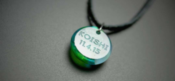 陽だまりの中で 裏面に文字彫刻やデザイン彫刻もできます。ご希望の方はお知らせくださいね。 ラフォルム ガラスジュエリー ガラスアクセサリー