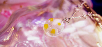 ラフォルム ガラスジュエリー ガラスアクセサリー Full bloom ～ Drop ～ 『Full bloom ～ Drop ～』は、黄色の色彩を生かした胸元を彩るガラスペンダントです。
とっても可愛い立体的な白い小花を、クリアーのドロップの中…