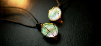 ラフォルム ガラスジュエリー ガラスアクセサリー Memories of grain ～ Braided drop ～ 表裏に膨らみのあるフォルムに仕上げたドロップタイプのルースを、金色に輝く真鍮コードを二種類使用し包み込むように編みこんだワイヤー…