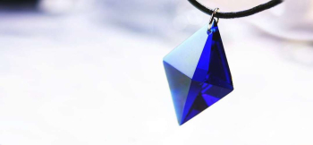 ラフォルム ガラスジュエリー ガラスアクセサリー Dreamblue ～ Royal  ～ 表裏共にピラミッド形にした八面体のフォルムです。色合いはコバルトブルー(ロイヤルブルー)の単色です。濃い目のブルーですが、光を透過させますと高貴な美しいブル…
