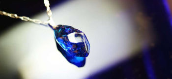 ラフォルム ガラスジュエリー ガラスアクセサリー Ice stone ～ Bright ～ 澄んだターコイズブルーとライトスカイブルーを重ねた、氷の原石のようなペンダントです。表面全体にランダムなアイスロック加工を施し、柔らかな凹凸が光を細かく砕く…