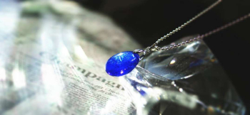 ラフォルム ガラスジュエリー ガラスアクセサリー Blue Drop ～ Fei light  ～ ライトスカイブルーのガラスを、表裏ともふっくらと丸みのあるドロップへ磨き上げたペンダントです。両面へブルーグリーンのイリデセント（ラメ）を施し、空色…