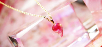 ラフォルム ガラスジュエリー ガラスアクセサリー 勾玉 ～ Petit Love  ～ とっても可愛らしい勾玉タイプです。ふっくらしていてとてもチャーミングです。色合いは、クリアーベースにレッド系ピンクを使用し、ワンポイントにダイクロガラスを施しま…