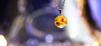 ラフォルム ガラスジュエリー ガラスアクセサリー Cute orange 『Cute orange』は、赤、オレンジ、黄色の色彩を生かした胸元を彩るガラスペンダントです。
可愛らしい色合いがとてもキュートです。柑橘系をイメージしてお作りしました。…