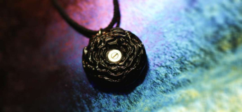 ラフォルム ガラスジュエリー ガラスアクセサリー かんたん封入ペンダント / Black Rose 黒薔薇を思わせる濃いパープルのガラスを、幾重にも重なる花びらの姿へ形づくった「かんたん封入」ペンダントです。陰影の中では黒に近く見え、光を透かすと深…