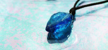 水の祈り ～ 福音 ～ 厚みのあるフォルムです。アイスロック調の細かなカットを全体に施しています。 ラフォルム ガラスジュエリー ガラスアクセサリー
