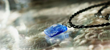 Crystal blue Pyramid 優しいスカイブルーベースに、美しいダイクロガラスをちりばめ、クリアーで包んでいます。 ラフォルム ガラスジュエリー ガラスアクセサリー