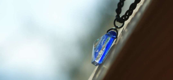 Crystal blue Pyramid サイドから見ますと、水の中を覗き見ているような雰囲気があります。。 ラフォルム ガラスジュエリー ガラスアクセサリー