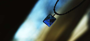Crystal blue Pyramid 少し縦長の長方形のフォルム。 ラフォルム ガラスジュエリー ガラスアクセサリー