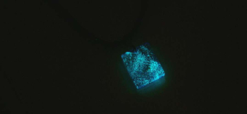 Crystal blue Pyramid ターコイズブルーの神秘的な蓄光の光。 ラフォルム ガラスジュエリー ガラスアクセサリー