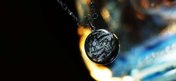ラフォルム ガラスジュエリー ガラスアクセサリー Existence galaxy 『Existence galaxy』は、黒の色彩を生かした胸元を彩るガラスペンダントです。
大宇宙に浮かぶ銀河に夢を馳せ、その存在を小さなガラスの中に閉じ込めてみ…