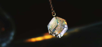 ラフォルム ガラスジュエリー ガラスアクセサリー Sparkling cube 存在感のある、立方体フォルムのペンダントです。透明感のあるクリアーの内部には、ガラスの王様と呼ばれるダイクロガラスをふんだんに使用し、神秘的な蓄光も施しました。太陽光の…