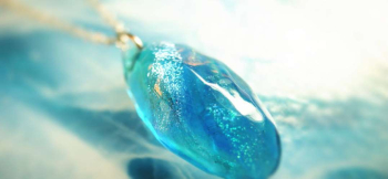 水の世界 ~天使の泪 ~ 流れるようなイメージと、ダイクロガラスの輝き。 ラフォルム ガラスジュエリー ガラスアクセサリー