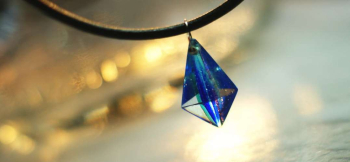 ラフォルム ガラスジュエリー ガラスアクセサリー DreamBlue ～ Reflector ～ 透明な八面体の中心へ、青緑からブルーへ移るグラデーションとレインボーのイリデセント（ラメ）を閉じ込めたペンダントです。上方を長く、下方を短くした独特の…