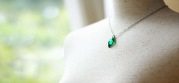 Icy emerald 胸元に美しく輝きます。身に着けやすいペンダントです。 ラフォルム ガラスジュエリー ガラスアクセサリー