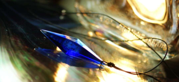 ラフォルム ガラスジュエリー ガラスアクセサリー Dreamblue ～ ムーンライト ～ 存在感のある、大きめサイズの八面体作品です。厚みは極力抑えた薄型タイプです。内部には、満月のような美しい月を表現しています。光を吸収する度に、神秘的に美しく…