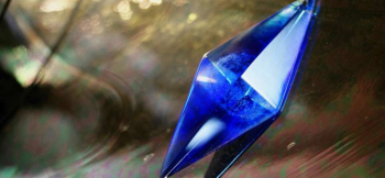 Dreamblue ～ ムーンライト ～ 中央内部に、月のイメージを表現しています。 ラフォルム ガラスジュエリー ガラスアクセサリー