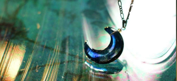Crescent ～ 魅惑の蒼い月 ～ 淡いシルバーのラメと気泡を閉じ込めました。 ラフォルム ガラスジュエリー ガラスアクセサリー