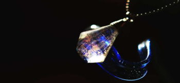 Dream Diamond 表面には結晶の様な細かなカットを施しています。 ラフォルム ガラスジュエリー ガラスアクセサリー