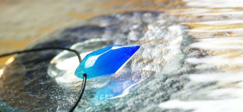 Blue frozen ice シャープなアイスロック加工。まさに"氷のかけら"です。 ラフォルム ガラスジュエリー ガラスアクセサリー