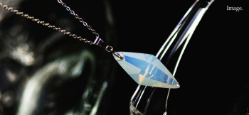 ラフォルム ガラスジュエリー ガラスアクセサリー Standard Dreamblue / ホワイト 「Standard Dreamblue / ホワイト」は、清楚で優しく上品な雰囲気を持つ素敵な色合いの八面体ペンダントです。半透明ですので、優しい…
