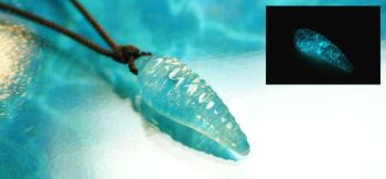 Aqua fang ～ カリブの海に抱かれて  ～ 表面の波をイメージした細工とともに、暗闇での蓄光の光りもとても神秘的です。 ラフォルム ガラスジュエリー ガラスアクセサリー